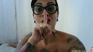 Unha muller esperta na prensa e acaba con leite escorrido polo lado