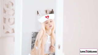 Malý prsa blondýna šaty nahoru jako zdravotní sestra na roleplay.Ona se stará o její busty gf a olizuje a prsty její kundu.Ona facesits jí, jak ona lemované