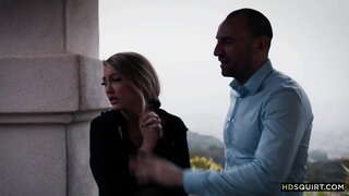 Хлопец з вялікім сябрам трахал бедную дзяўчыну, пакуль яна не ўпырсне