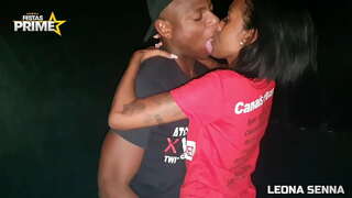 הבחור השחור אוכל רזה, כוס עם הענק שלו תורן