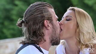 سنہرے بالوں والی Hottie چیری چومنے کی طرف سے پلمبر کی پائپ