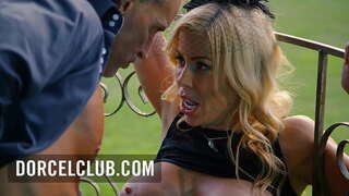 Милфа грустная блондинка паркы менән Секс