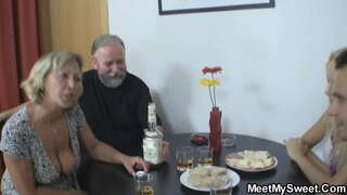 Jeune beauté a des relations sexuelles avec un vieux couple