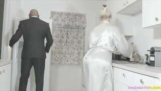 Ауыл Рейнс Возьми Бұл Ақуыз, Қапталған Би-би-си Сияқты басқа ештеңе.