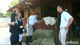 ���ີດໍາ Angelika ນາງລູຄັງ-ສອງເພດສໍາພັດຂອງກົ້ນຮ້ອນ