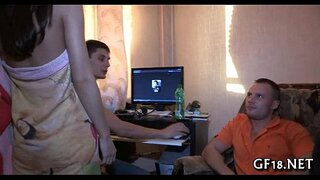 Medyo kabataan batang babae ay nakatayo doggy fashion