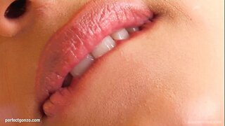 Lena yenza herself ngaphandle yi-masturbating kunye fingers kwaye dildo e ndinike Pink Lena yenza herself ngaphandle yi-masturbating kunye fingers kwaye dildo e ndinike Pink