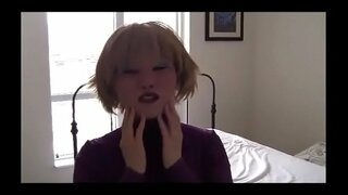 Wahine e i runga i te wahine kanohi nui ki te dildo