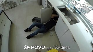 Dick mawr sleidiau i mewn brunette dynn pussy