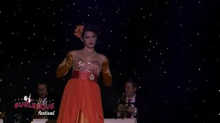 Runa Accijns den Nobo Oleana Burlesque Festivo