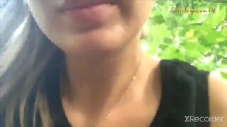 Wanita sedhep iku graba tocandose ing umum