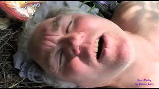 An slut feiceann dhá fir d &#039; aois fucking i an tuath oscailte agus a théann iad